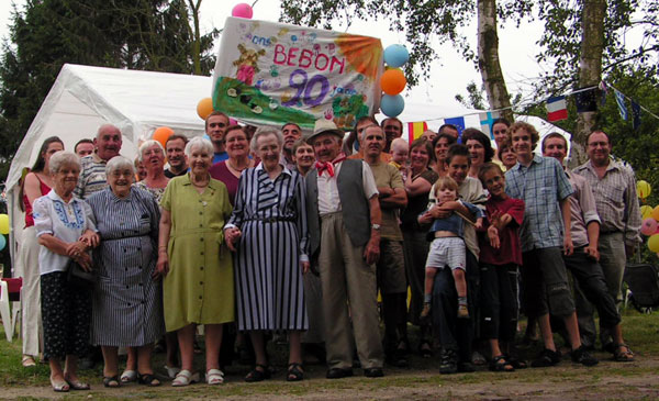 groepsfoto ter gelegenheid van het verjaardagsfeest op 7/8/2004