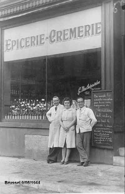 Georges en Yvonne voor hun kruidenierswinkel in de Lakensestraat
