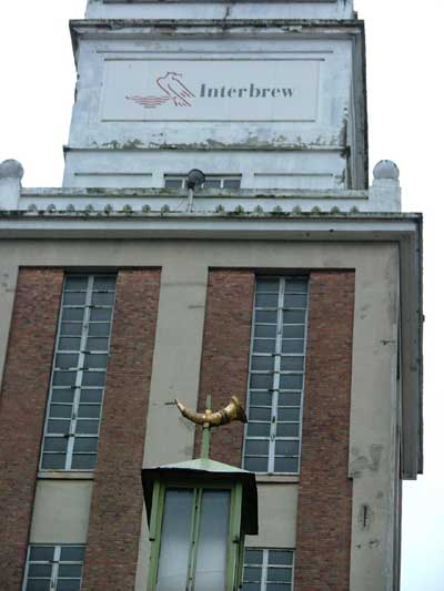 De oude brouwerij Artois met vooraan de hoorn, nog altijd het symbool van Interbrew