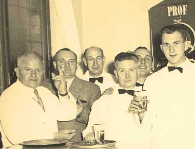 Fons (tweede van links) met collega's in de Bierstubbe
