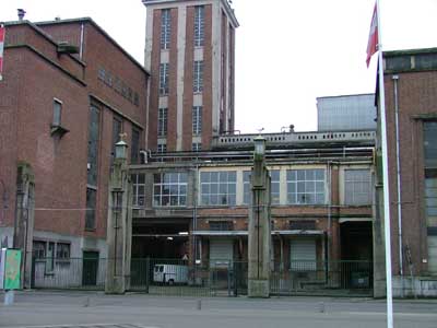 Ingang van de oude brouwerij Artois met de laad- en loskade en erboven het labo (1955-1965)