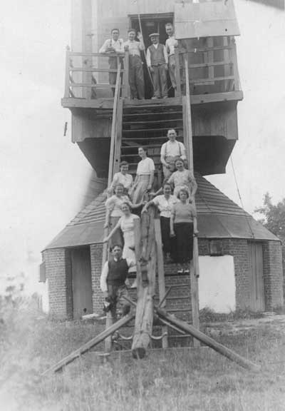 De windmolen in Lovenjoel met bovenaan Eduard en Arthur en onderaan Désiré