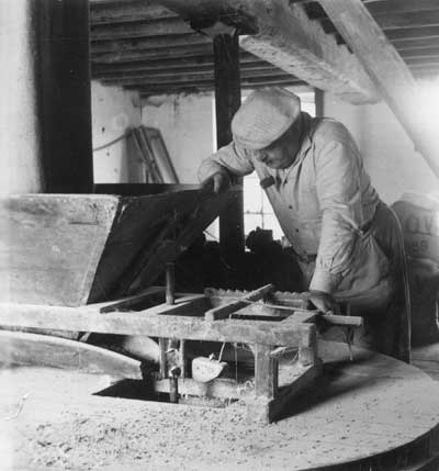 Théophile aan het werk in de molen van Limal 