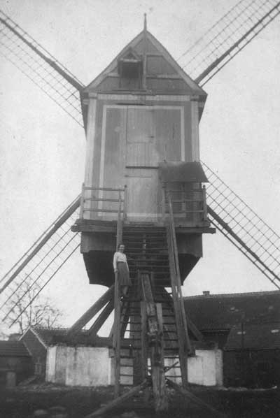 Gabrielle Smets op de windmolen net voor zijn afbraak in 1942